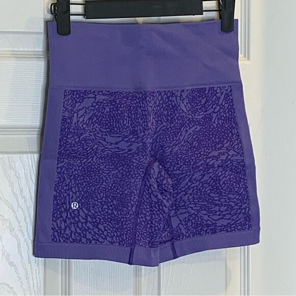 Lululemon Sculpt Biker Shorts Iris Flower Floral Stretchy Size 4 - Picture 9 of 9